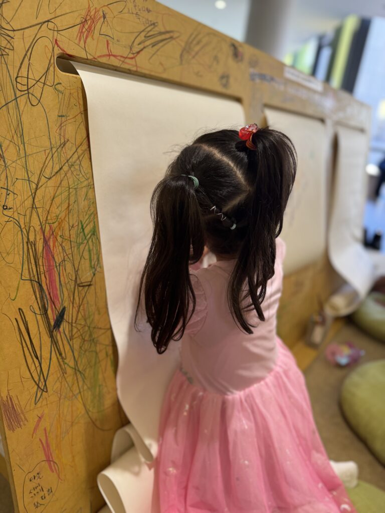 A child taking part in an art-making activity at MMCA SPACE KIDS in MMCA Seoul