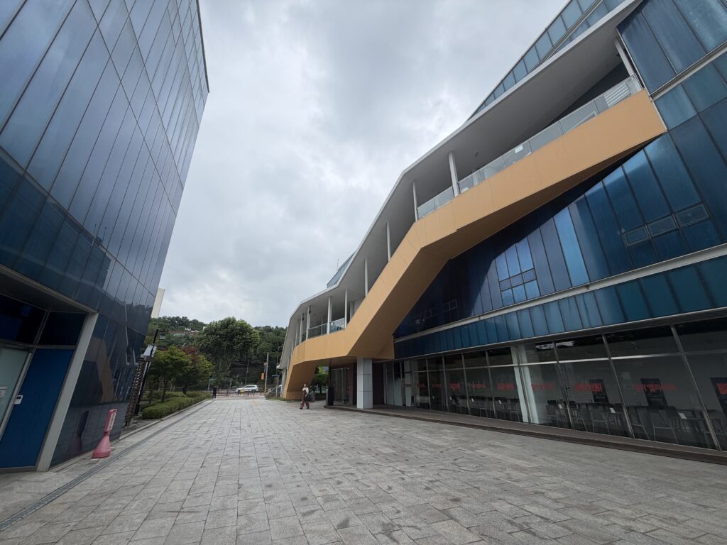 Exterior of Blue Square arts complex in Hannam-dong, Seoul, with its distinctive blue glass and orange walkway