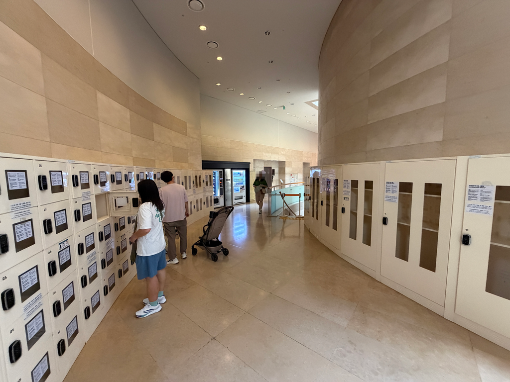 Row of free visitor lockers in the curved waiting hall outside the Children's Museum, National Museum of Korea