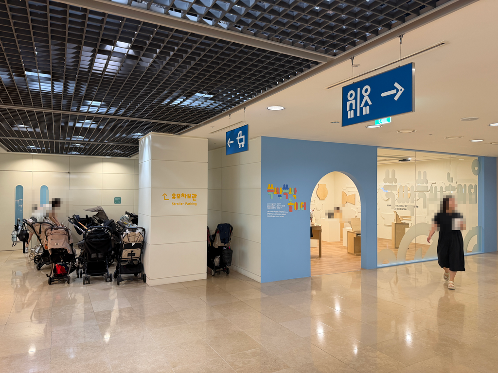 Stroller parking area and entrance signage in the waiting hall of the Children's Museum, National Museum of Korea